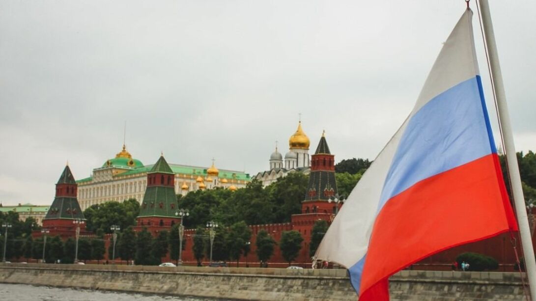 В педагогических вузах РФ внедрят церемонии поднятия флага и исполнения гимна