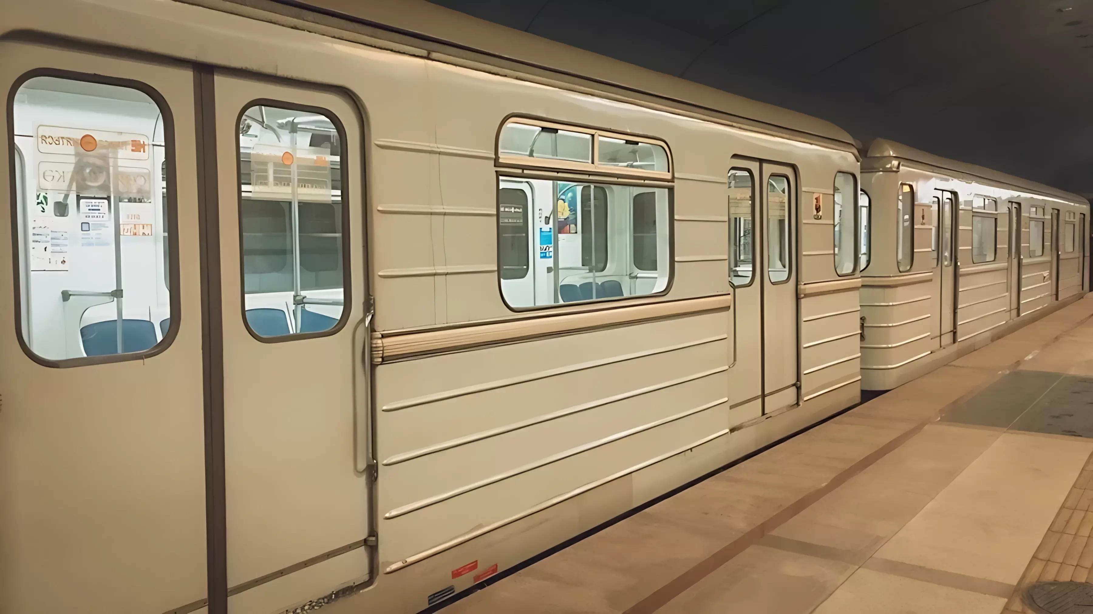 В московском метро на Таганско-Краснопресненской линии на пути упал человек