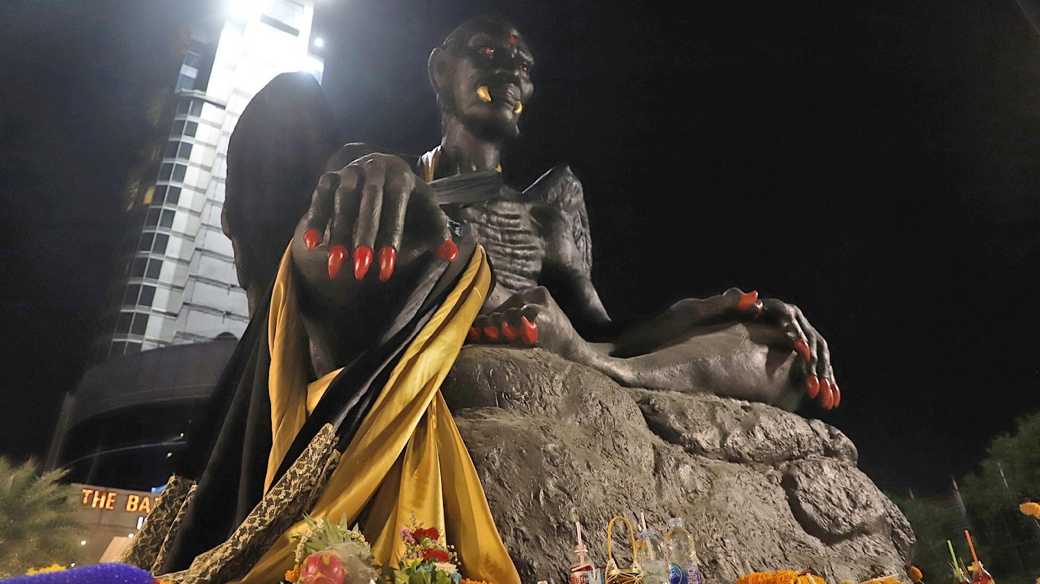 Жителей Бангкока испугала дьявольская скульптура божества Кхру Кай Кео