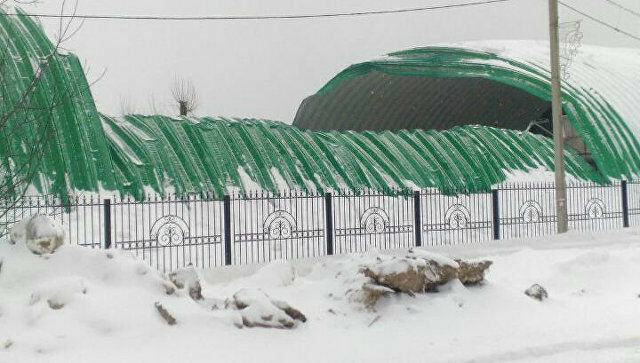 В Истре под тяжестью снега обрушилась крыша катка