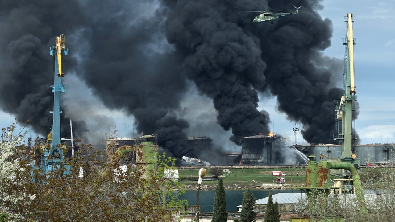 Атака беспилотника на нефтебазу завершилась большим пожаром и временными проблемами со снабжением региона топливом