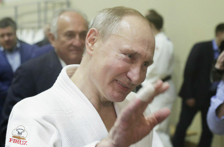Путин получил травму при встрече с дзюдоистами в Сочи (ВИДЕО)