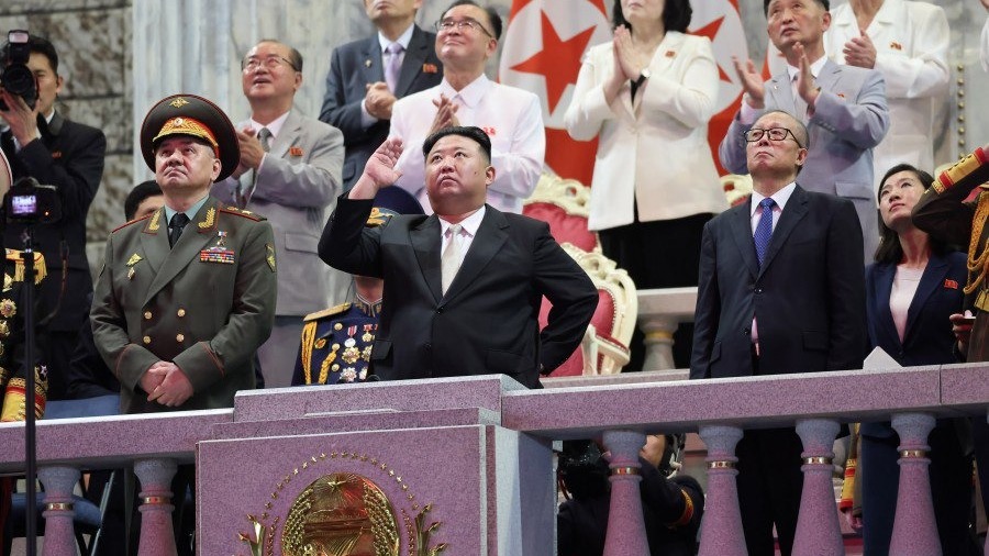 Сергей Шойгу посмотрел на военный парад в Пхеньяне