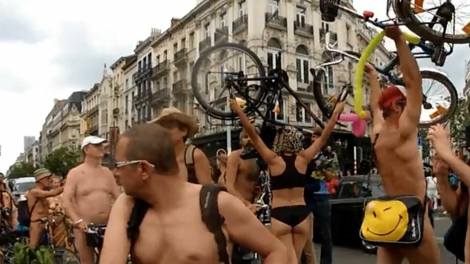 Бодипозитивные велосипедисты-нудисты провели парад в Брюсселе