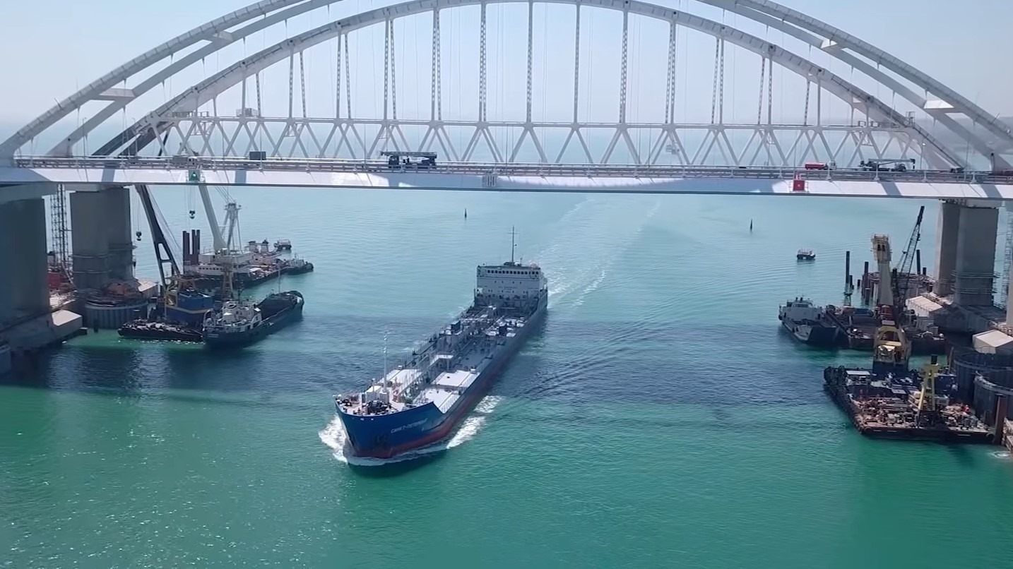 На Крымском мосту перекрыли движение автотранспорта