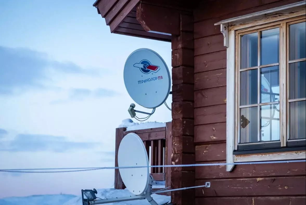 На домах мурманской «элиты» в Норвегии висят спутниковые тарелки «с кириллицей» — российским «Триколором ТВ».