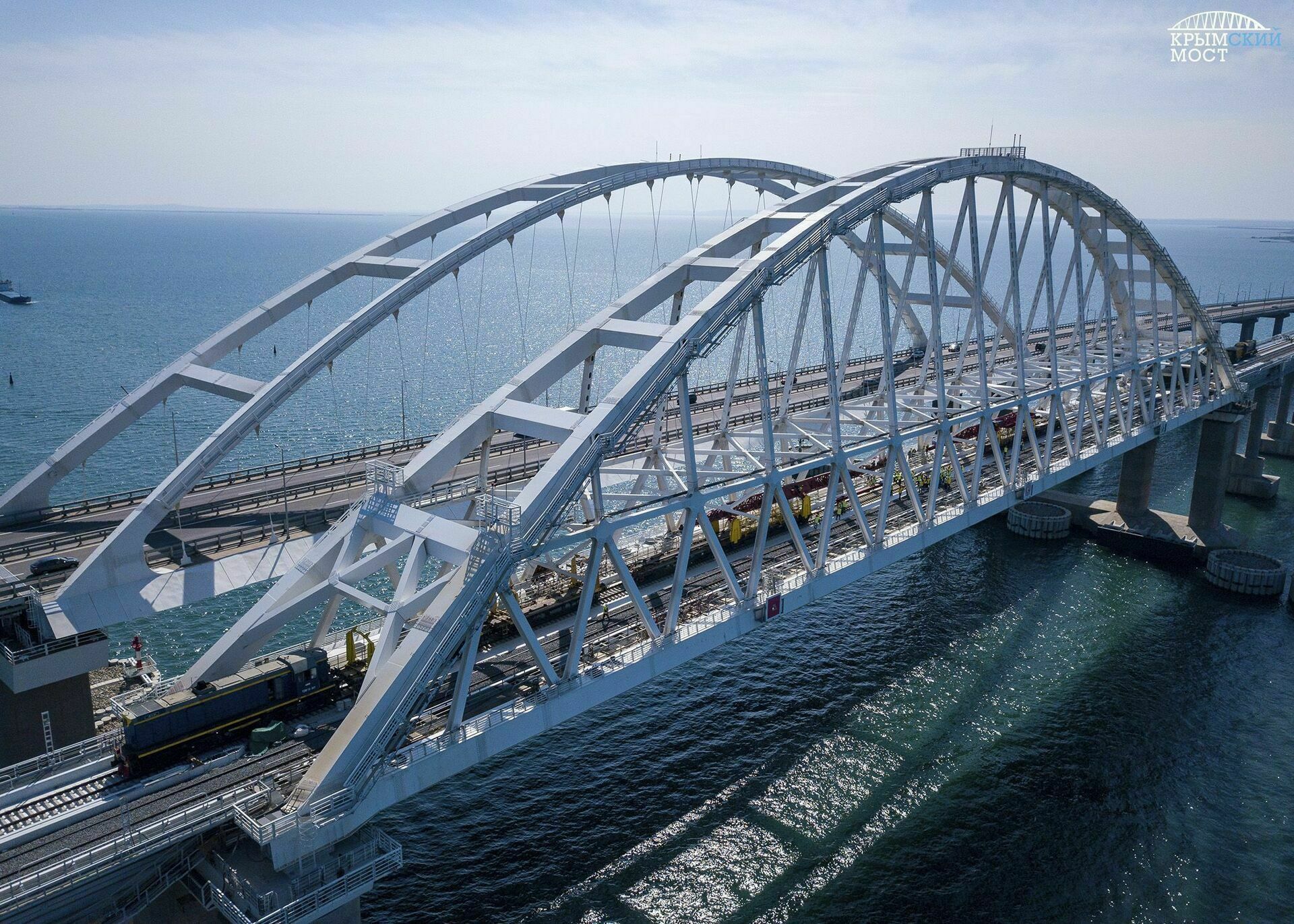 Запуск грузовых поездов по Крымскому мосту перенесли на 2020 год