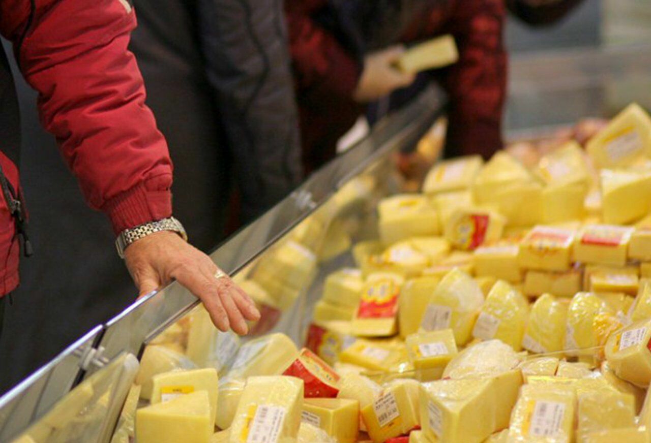 Росконтроль: популярные супермаркеты продают фальсификат сыра