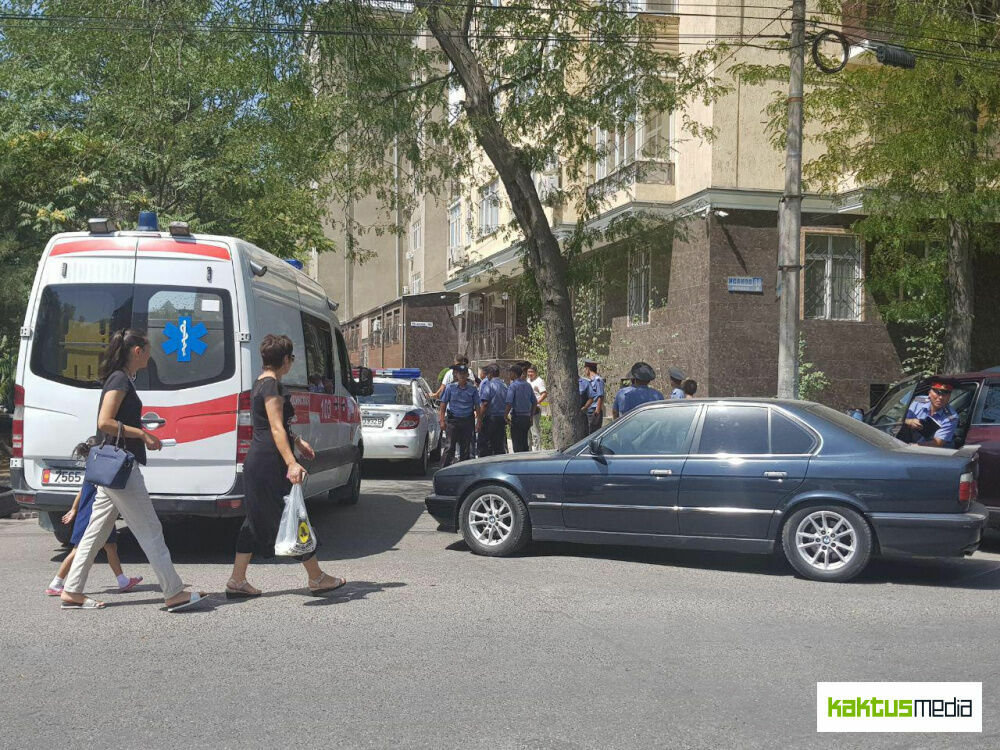 10 августа 2018г. - оцепление вокруг места взрыва в центре Бишкека