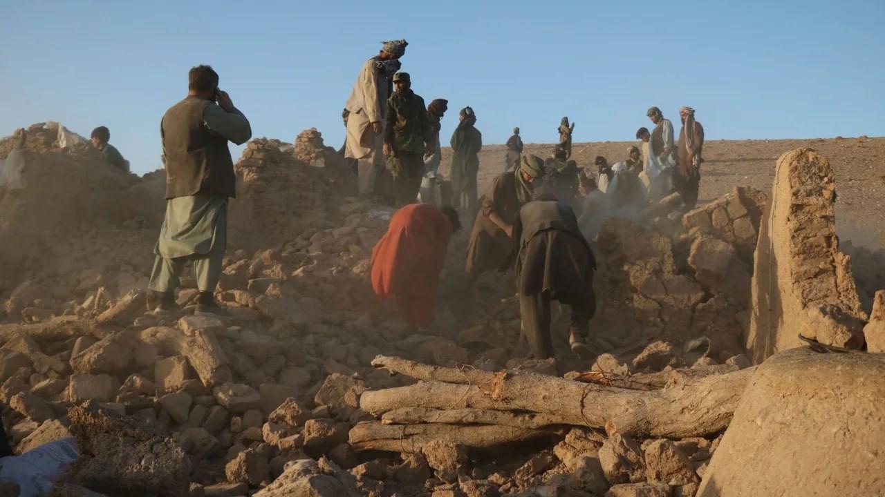 Более 2400 человек погибли при землетрясении в Афганистане (ВИДЕО)