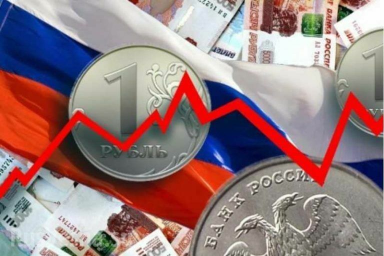 Эксперты: в 2022 году курс доллара в России будет 73 рубля