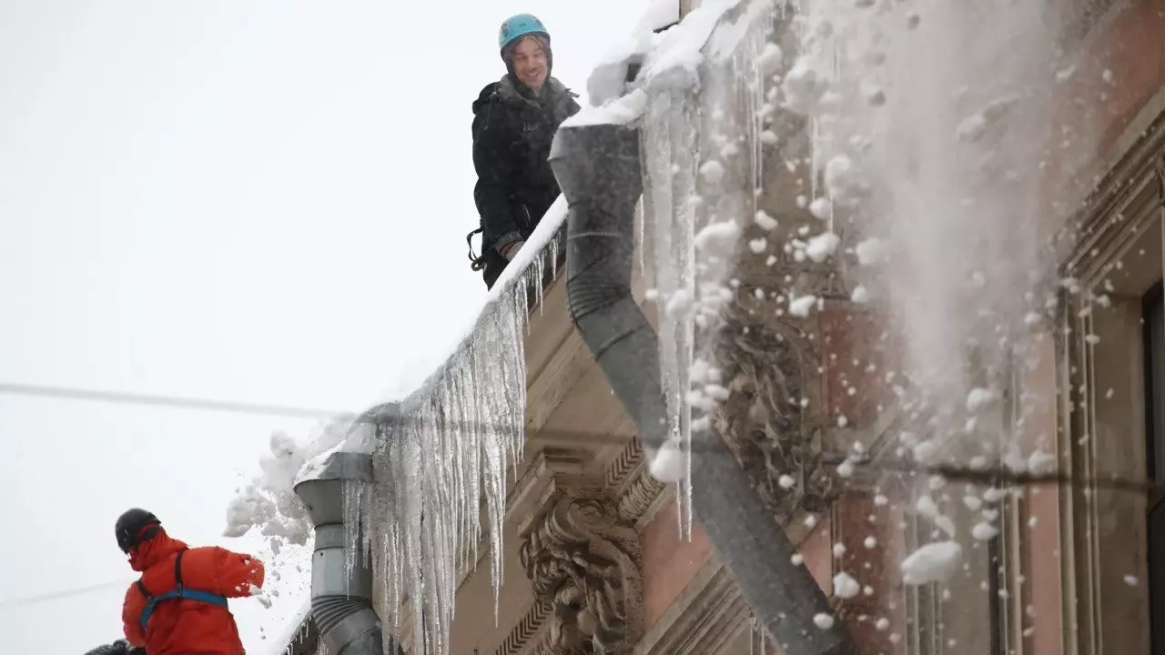 Крыша — всему голова: как обезопасить дом после сильного снегопада