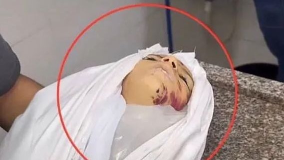 Пластиковая кукла вместо убитого ребенка на постановочном фото ХАМАС