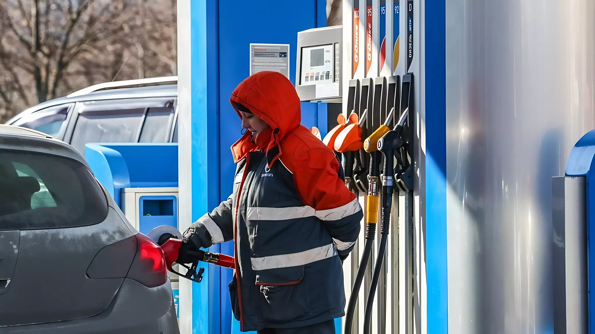 Бензин не только не дешевеет, но и будет дорожать