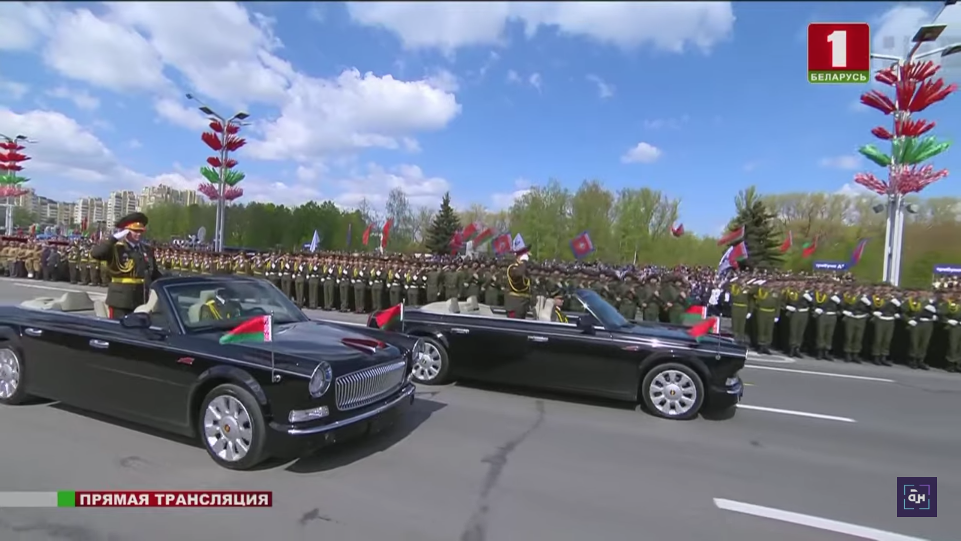 На военном параде в Минске проехали подаренные китайские кабриолеты "Хунцы"