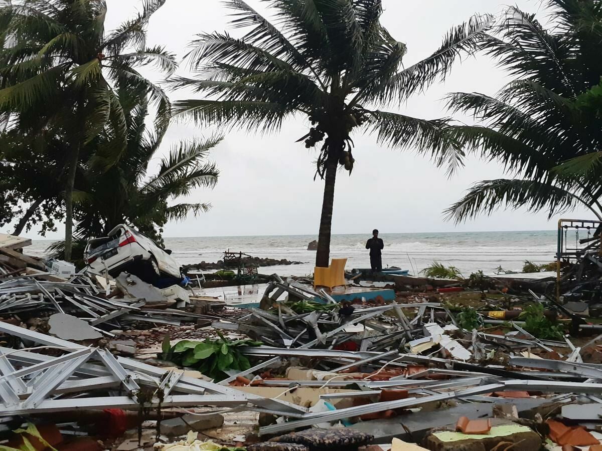 Более 220 человек стали жертвами цунами в Индонезии