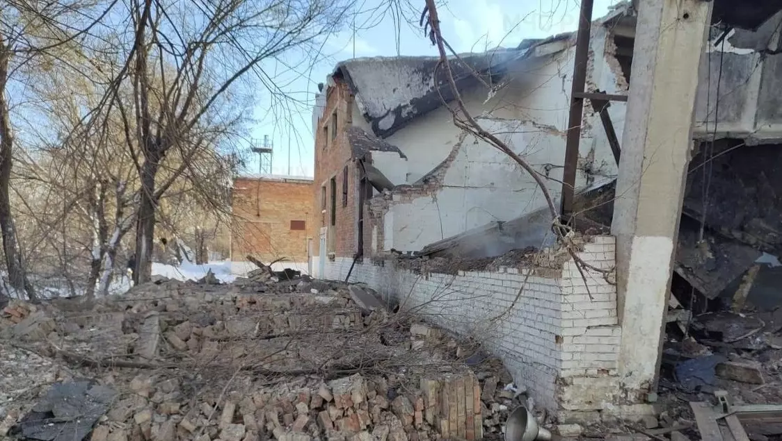 В оренбургском Новотроицке взорвалась насосная: в обрушившемся здании были люди.