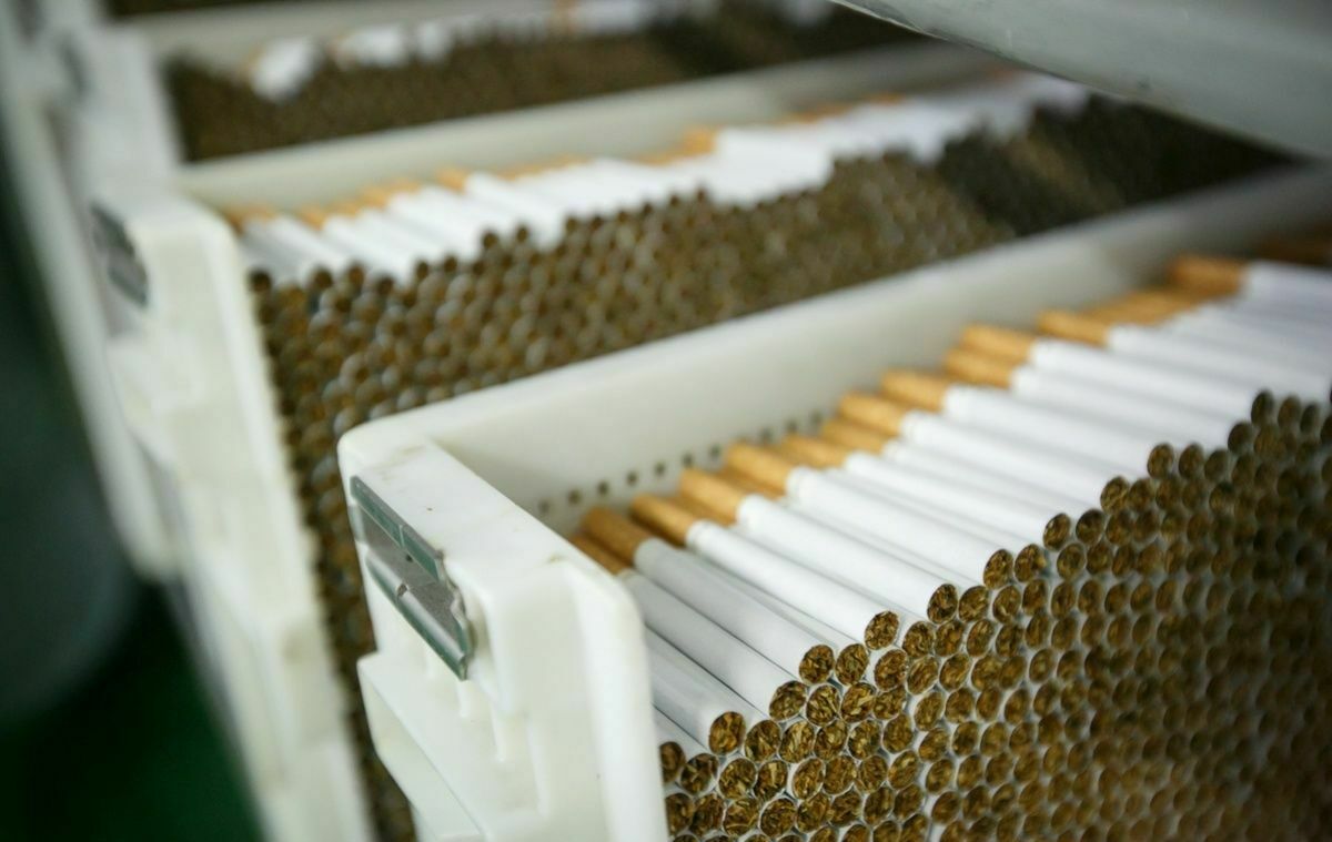 Эксперт: если заводы не возобновят работу, сигарет в России хватит на месяц