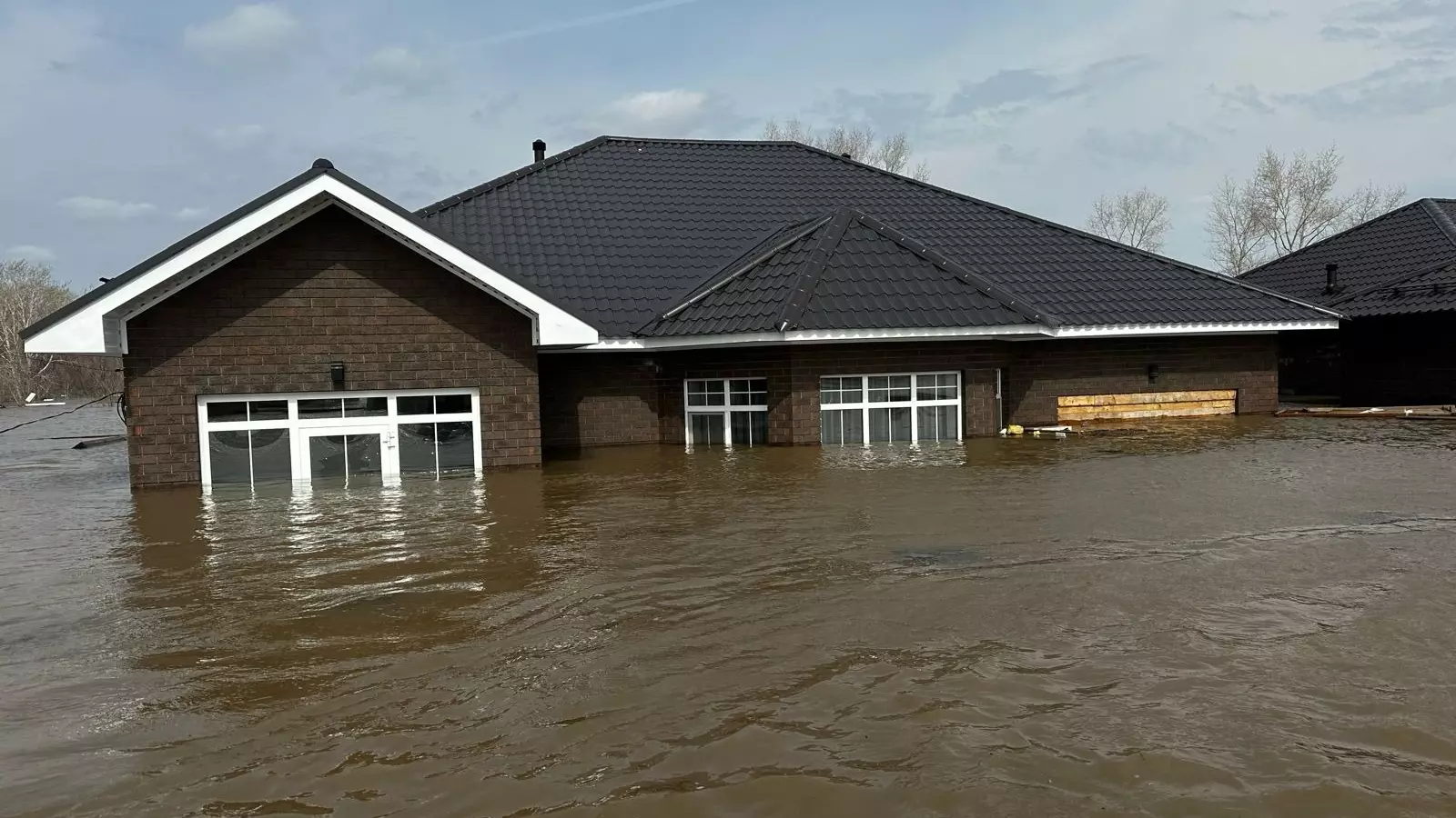 Сотни семей в затопленном Оренбуржье не могут получить выплаты