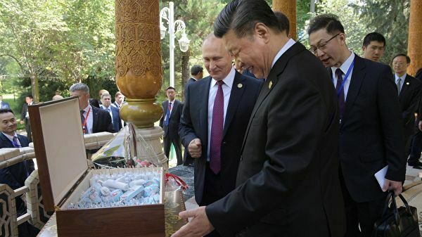 Путин подарил Си Цзиньпину на день рождения коробку эскимо