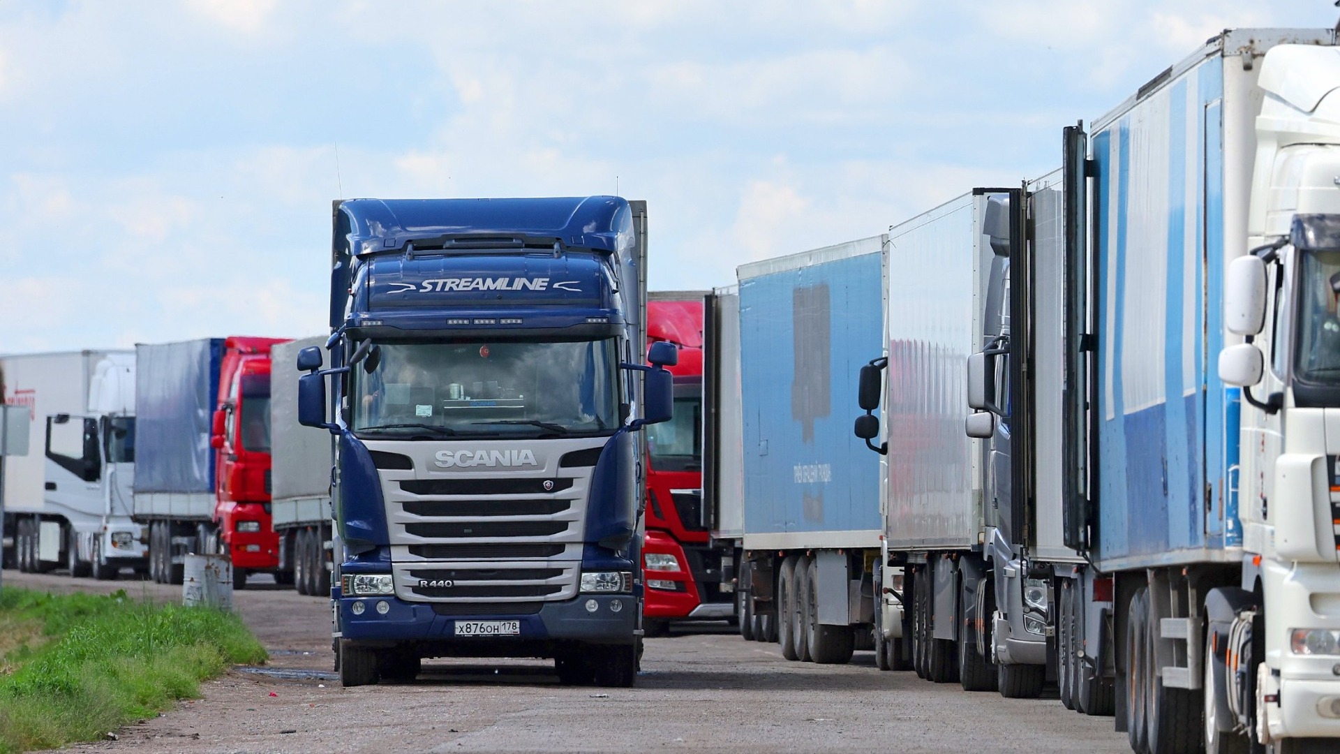 Очередь из 100 фур: перевозчики требуют прекратить въезд грузовиков в Прибалтику