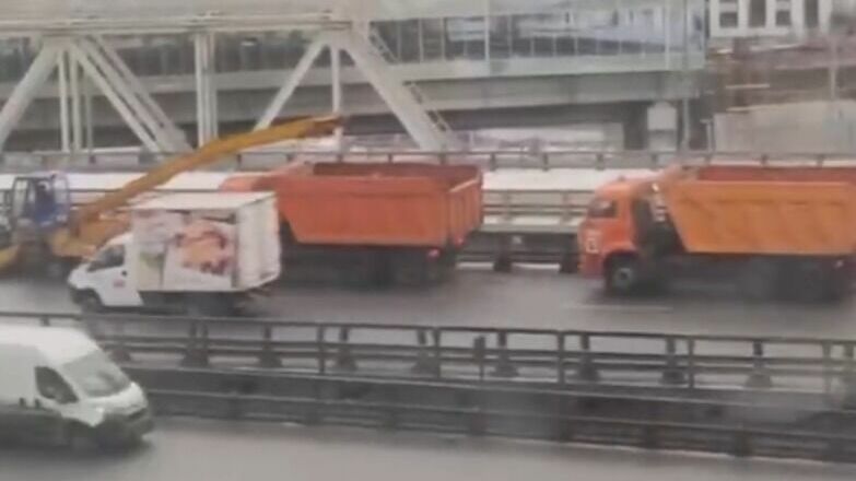 В Москве сняли, как дорожники убирают «виртуальный» снег (видео)