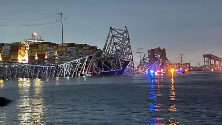 Автомобили упали в воду после обрушения моста Фрэнсиса Скотта в американском Балтиморе.