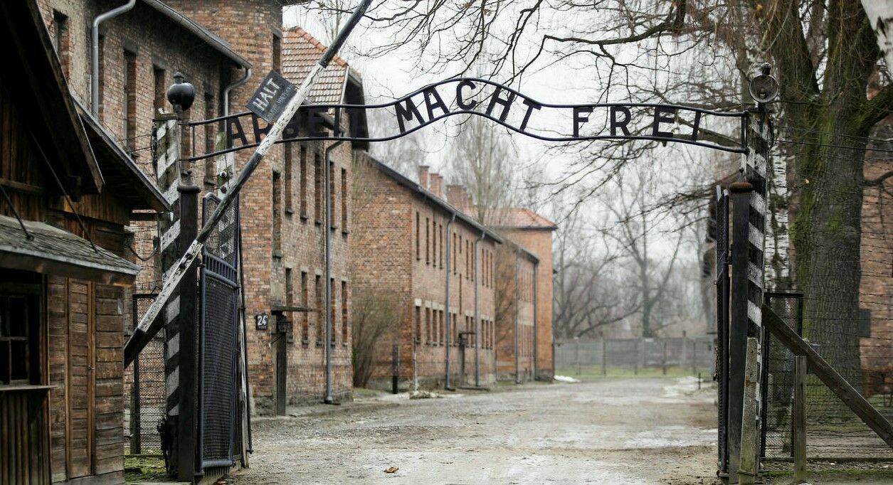 Голландская туристка задержана за нацистское приветствие у ворот Освенцима
