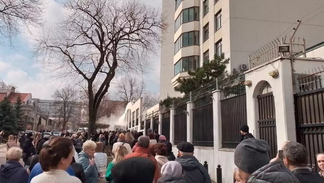Провокатор бросил коктейли Молотова в здание посольства РФ в Кишиневе, где открылся избирательный участок.