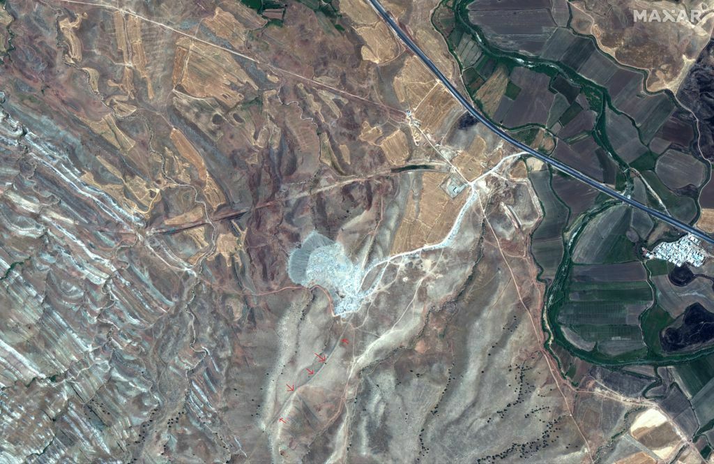 Вид со спутника на Стену Гаури в Иране.
