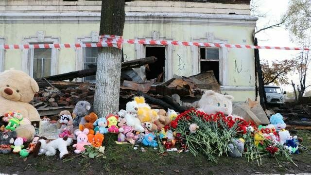 К дому под Ярославлем, где в пожаре погибли семь человек, люди несут цветы и игрушки