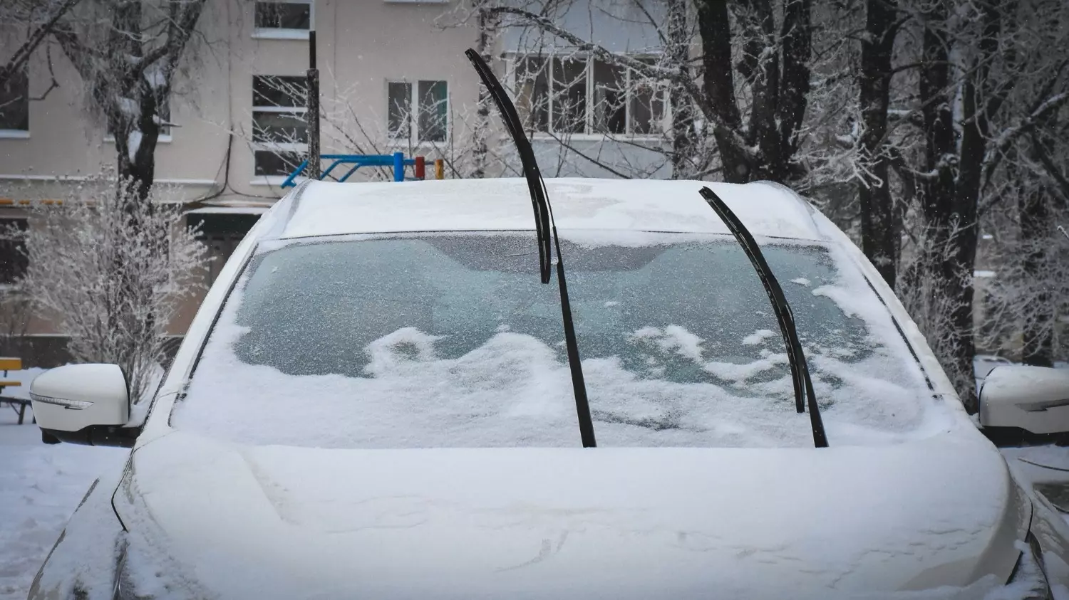 Если на крышу машины упал снег и повредил ее, первым делом нужно вызвать сотрудников полиции и зафиксировать произошедшее