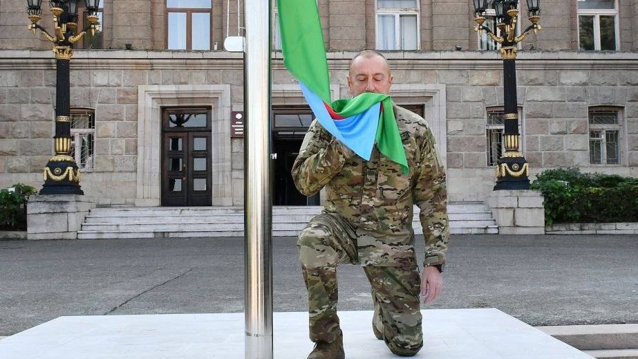 Ильхам Алиев подряжает азербайджанский флаг над Степанакертом