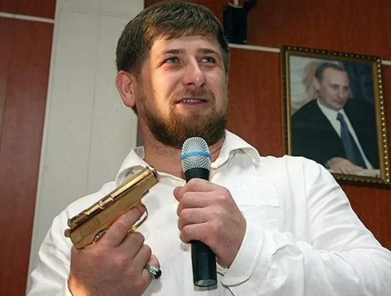 Старший Кадыров также отметился с золотым оружием