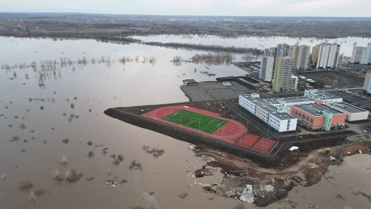 По словам губернатора Оренбургской области Дениса Паслера, уровень воды в реке Урал в Оренбурге достиг максимума за всю историю наблюдений