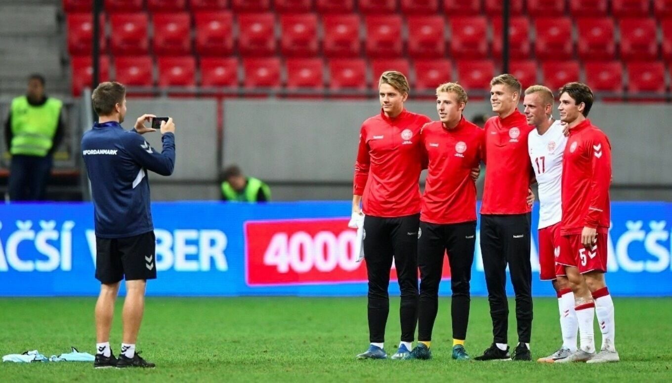 Сборная Дании по футболу включила в состав мини-футболистов и блогера