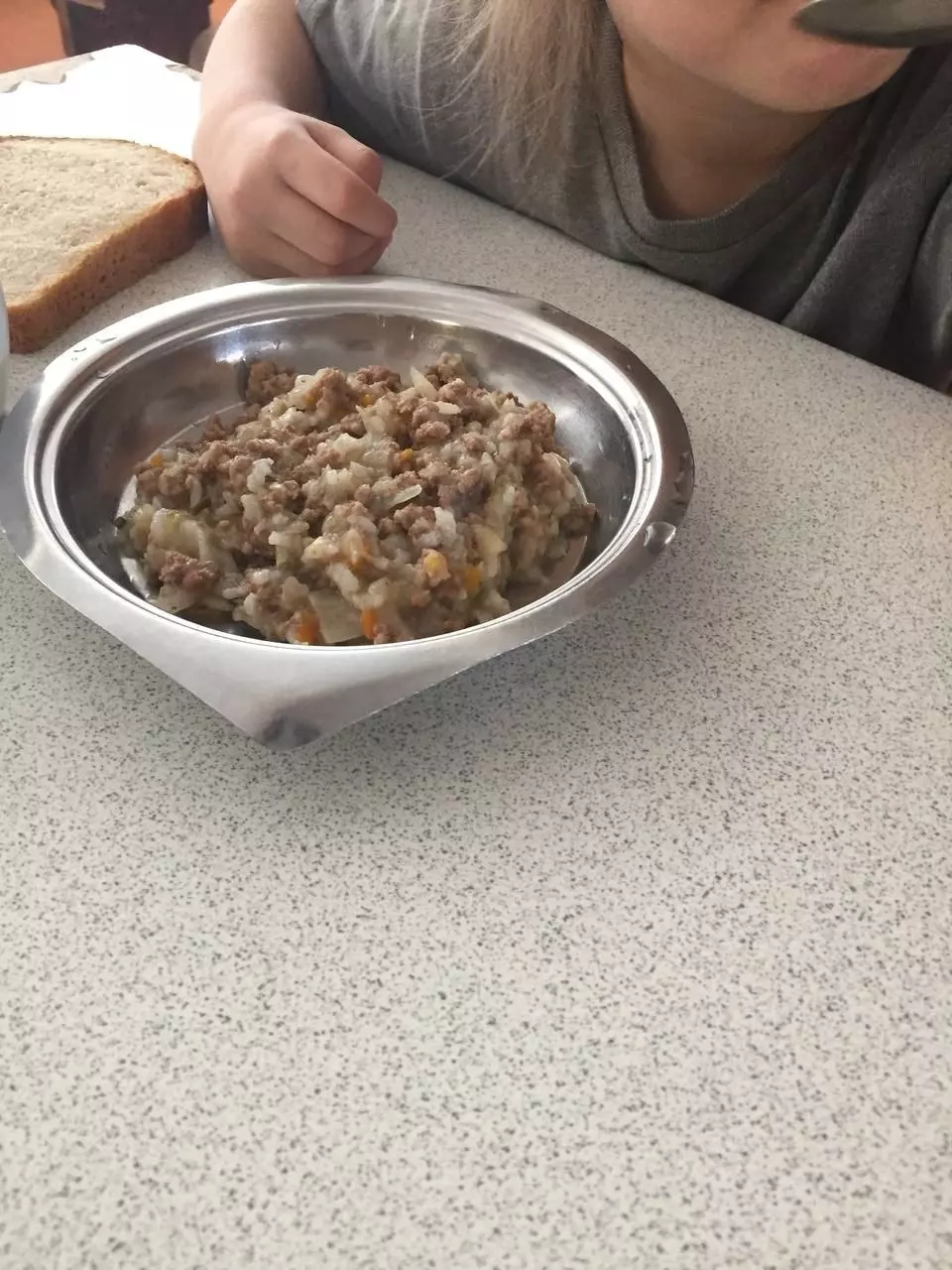 Детей в кировском детдоме кормили из ржавой железной посуды