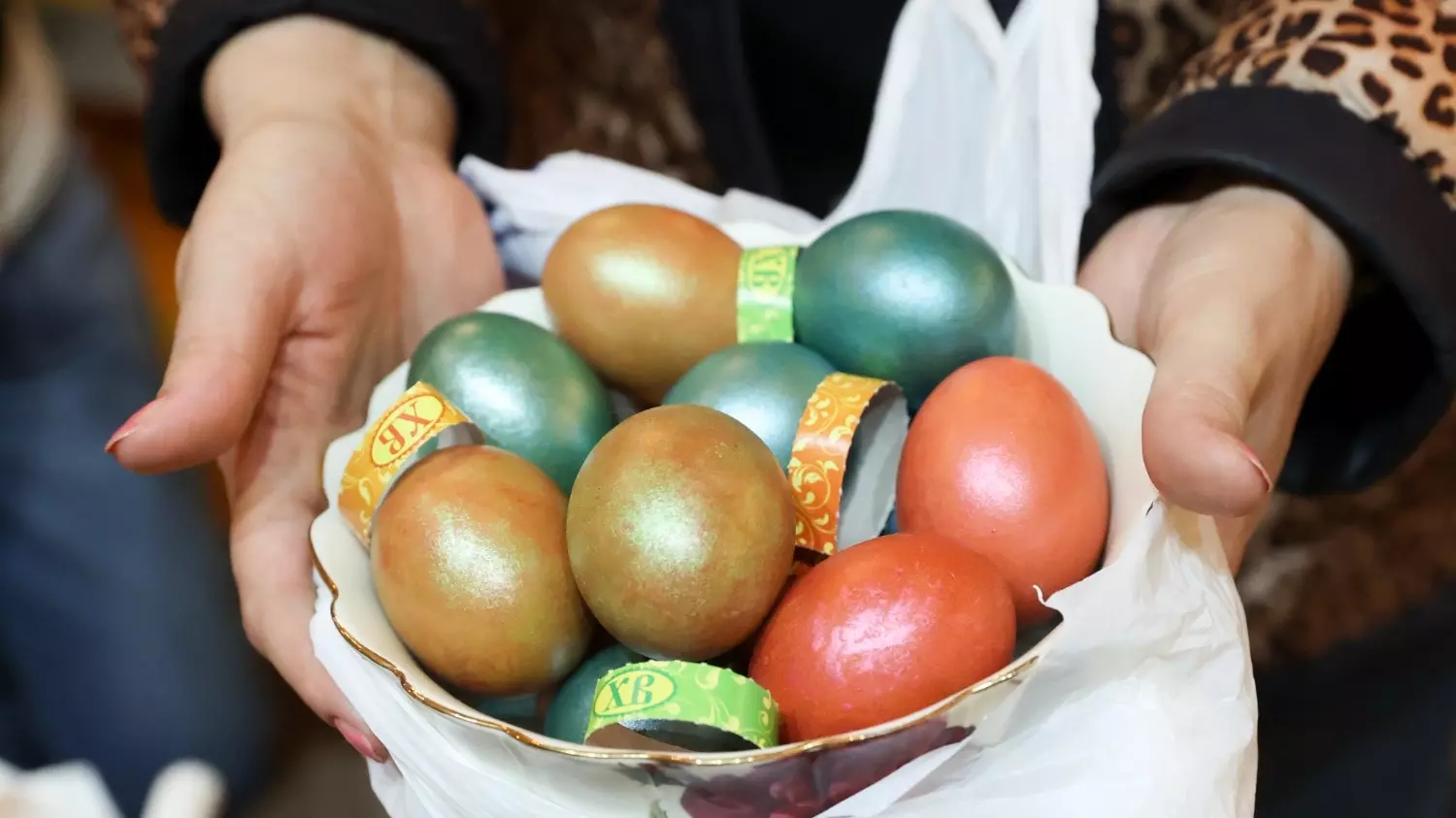 На Навруз скорлупа яиц может быть любого цвета, но самый популярный — зеленый, олицетворяющий пробуждение новой жизни
