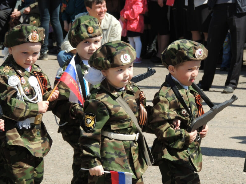 Путин предложил включить патриотическое воспитание в обязательную школьную программу