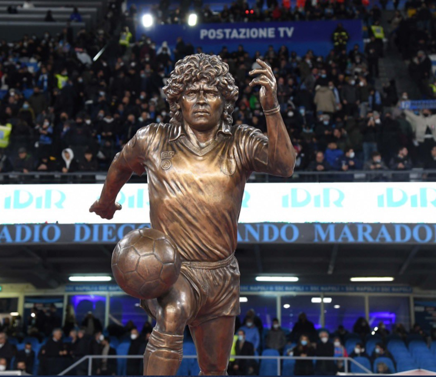 На стадионе Неаполя установили памятник Диего Марадоне