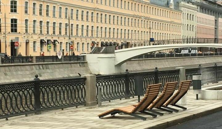 ФотКа дня: в Москве появились шезлонги для «зимнего загара с выхлопами»