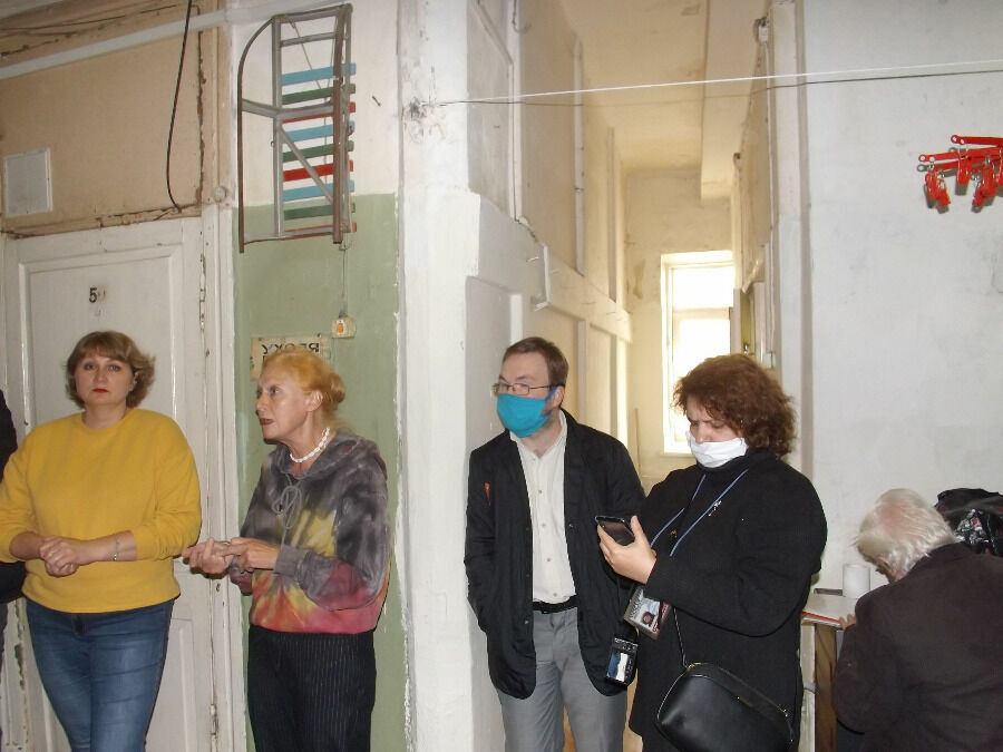 В коридоре общежития  фабрики "Красный суконщик". Фото А.Зимбовского.