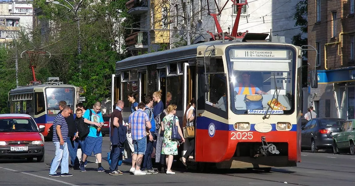 В январе 2024 года в Москве начали штрафовать водителей за непропуск пешеходов на остановках трамваев
