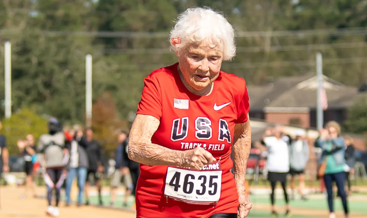 105-летняя Джулия Хокинс по прозвищу Ураган установила мировой рекорд на стометровке