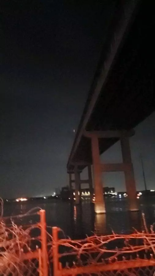 Автомобили упали в воду после обрушения моста Фрэнсиса Скотта в американском Балтиморе.