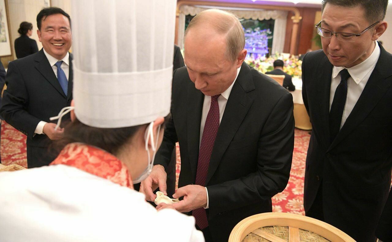 «Собственноручно приготовил блюдо гоубули, внешне напоминающее пельмени, и попробовал фаршированные мясом и овощами блины»: Путин на приеме у Си занялся китайской кухней