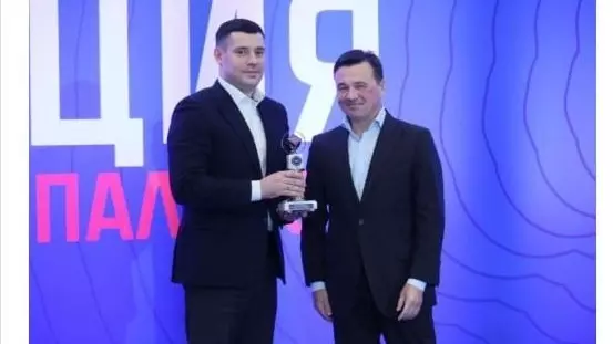 Губернатор Воробьев вручает главе Подольска премию «Прорыв года»