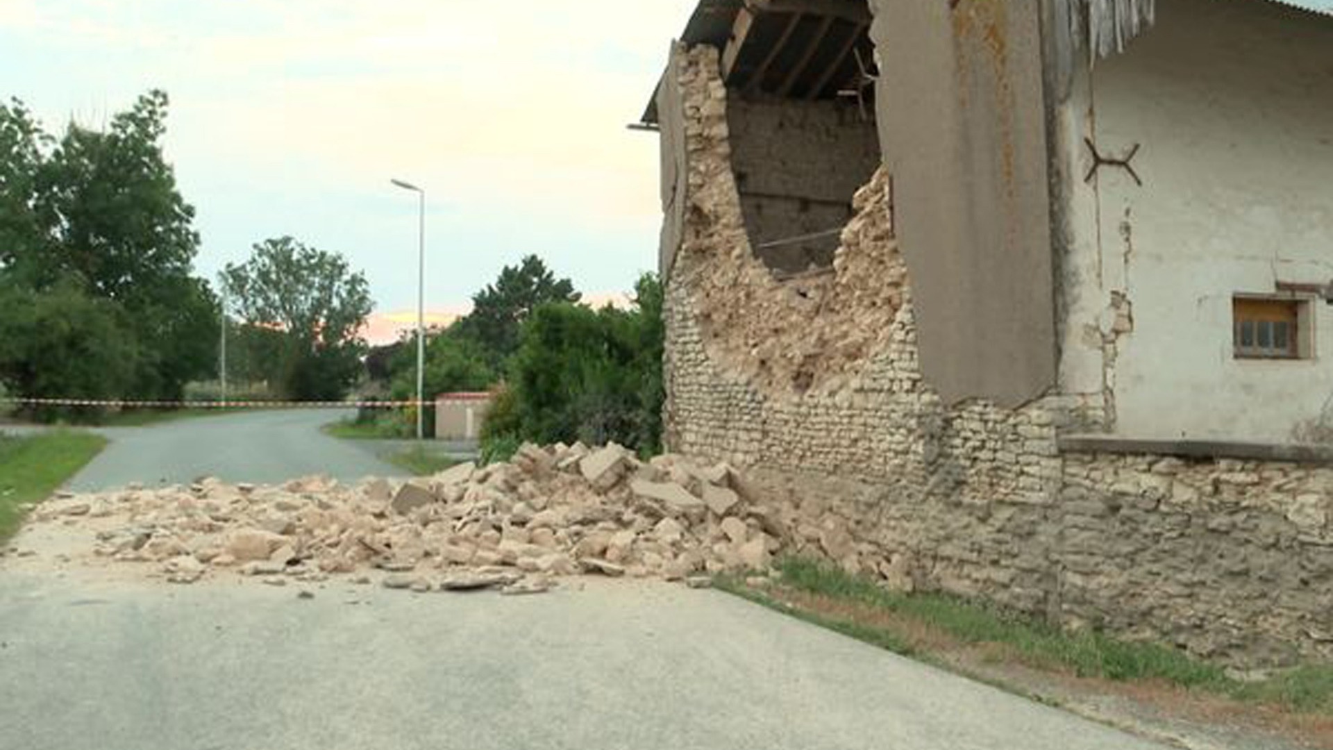 Второе за сутки землетрясение повредило несколько домов во Франции