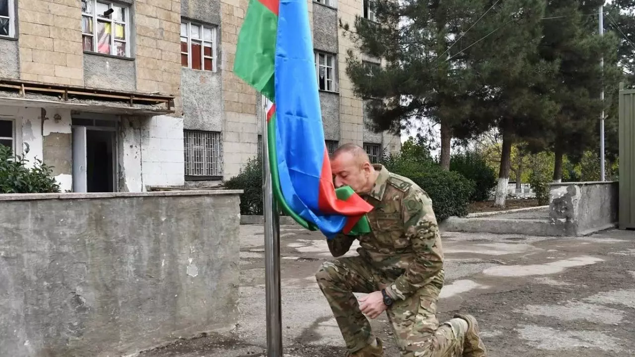 Кует железо пока горячо: Алиев объявил о своих досрочных перевыборах