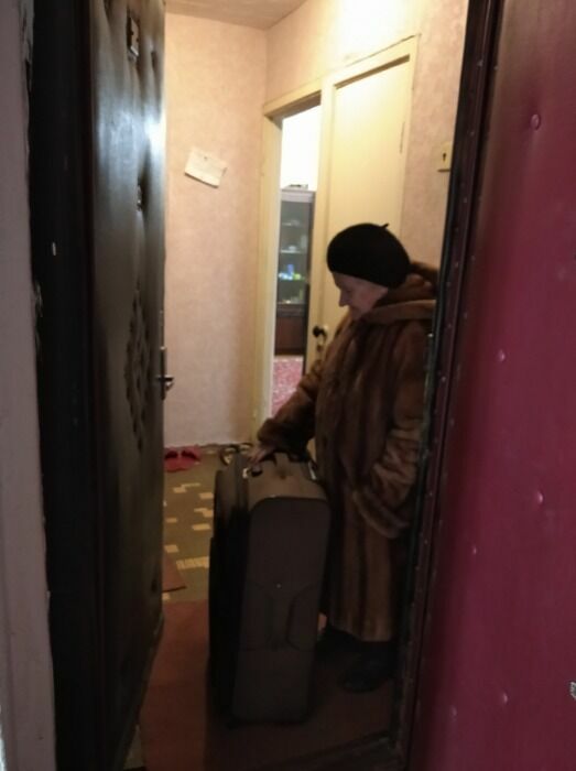 Лия Александровна с чемоданов в дверях своей бывшей квартиры